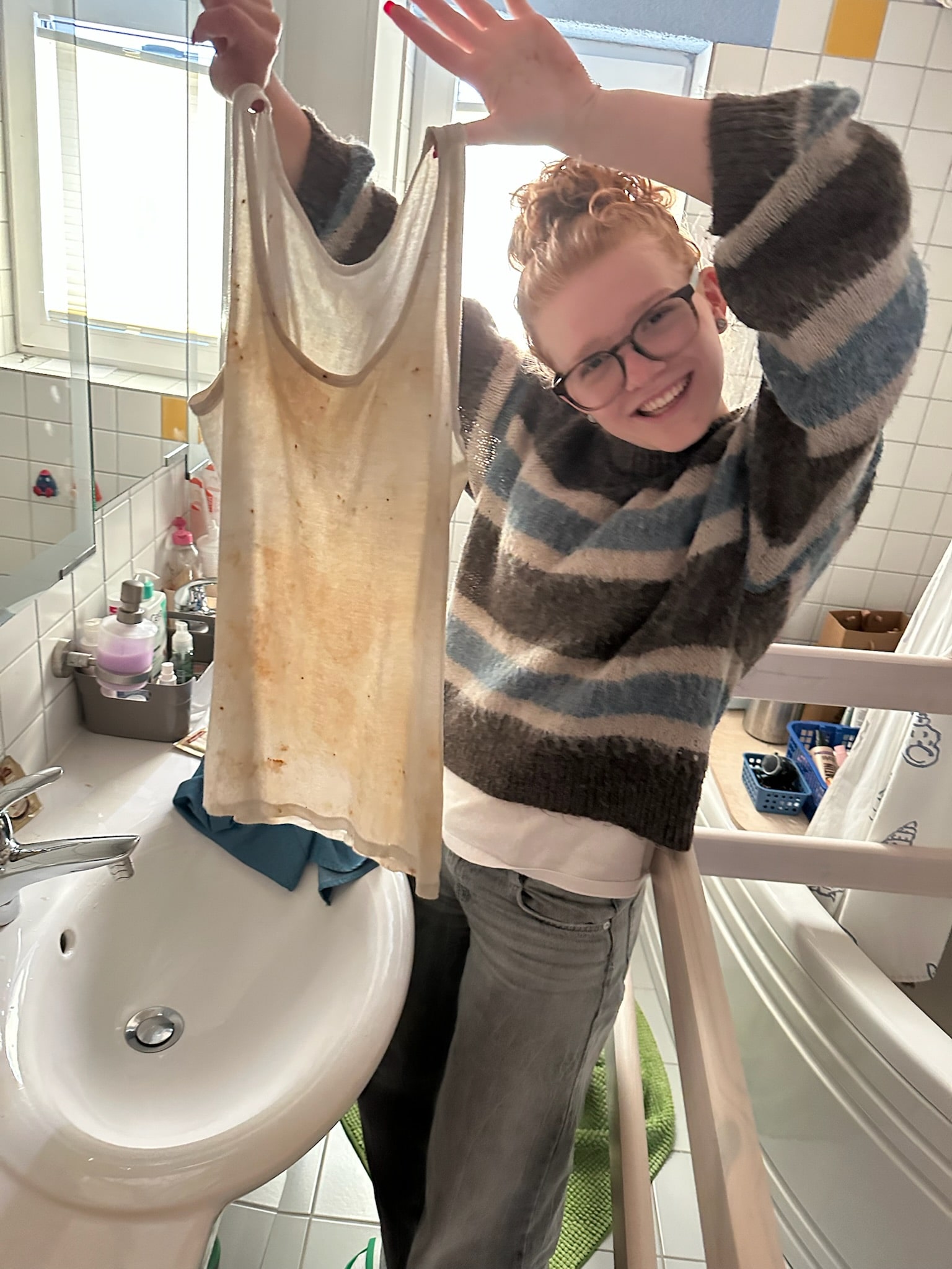 Loredana hält das fertig gefärbte T-Shirt in die Luft