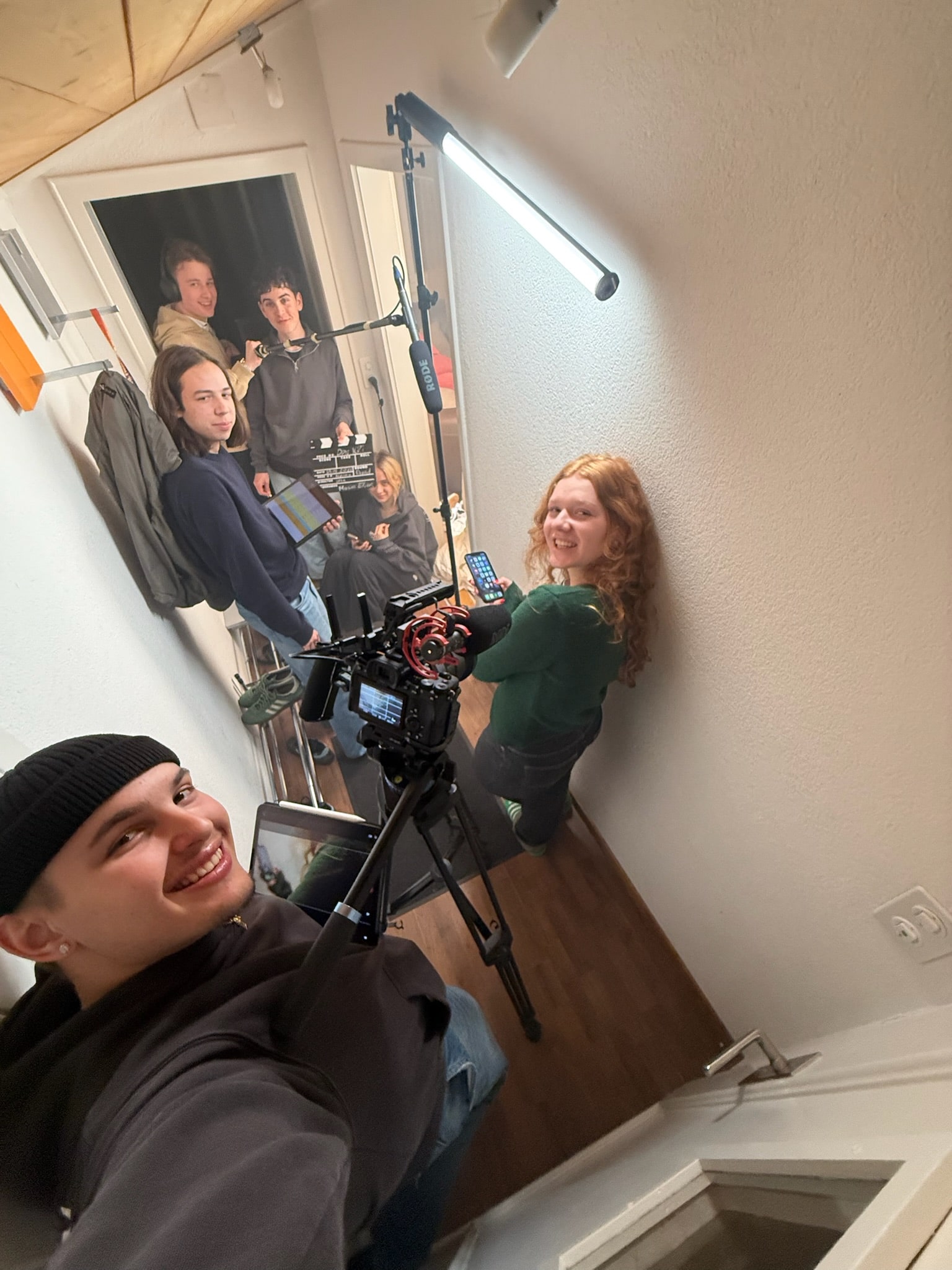 Filmcrew im Flur während eines Filmprozesses
