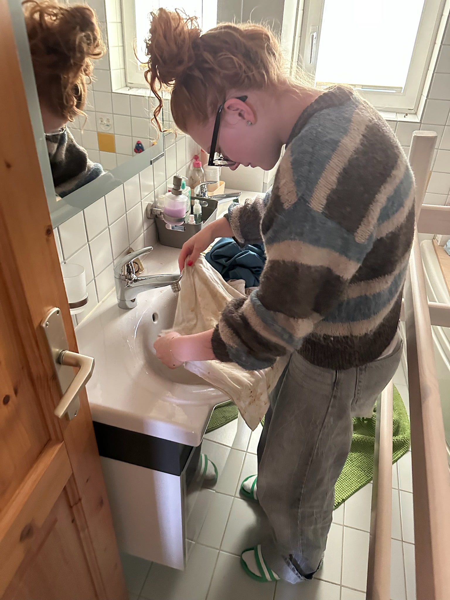 Loredana färbt das T-Shirt mit Kaffee ein