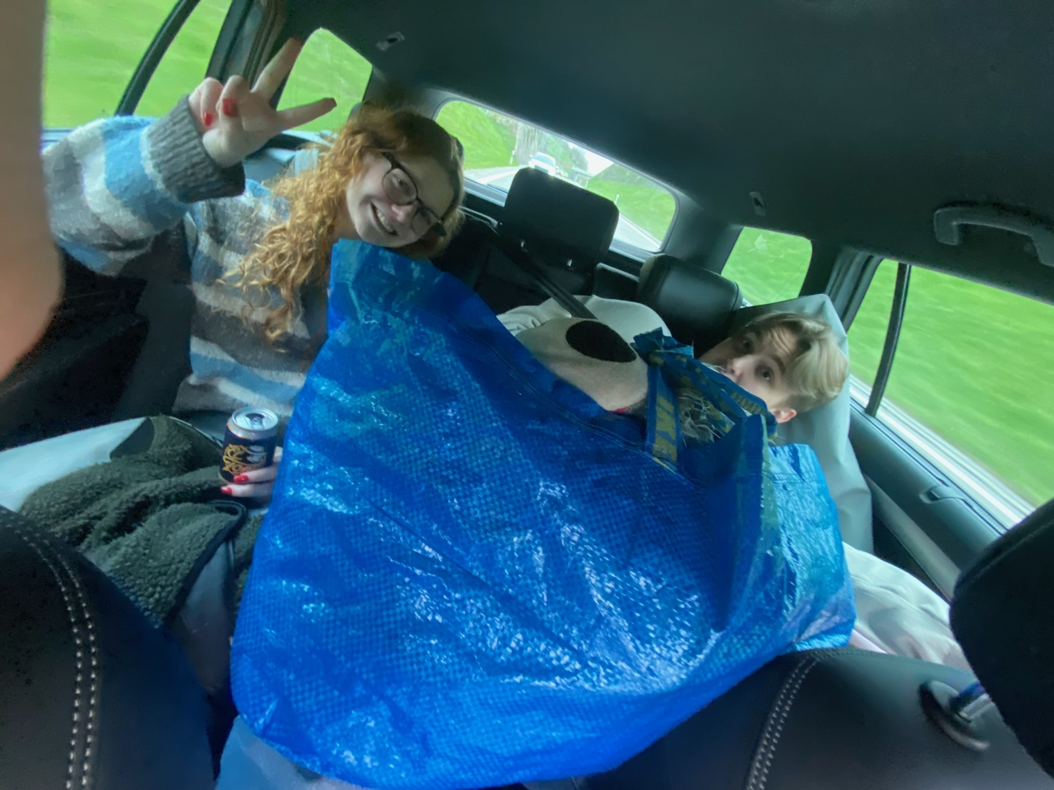Filmcrew völlig überladen im Auto